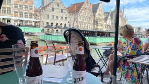 Beers by the River during Gentse Feesten in Ghent 根特节期间河边的啤酒
