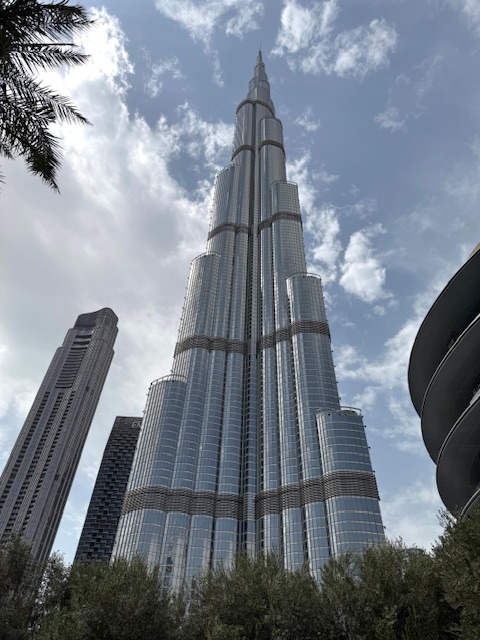 Looking Up at Burj Khalifa 仰望哈利法塔（低角度）