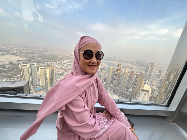 Burj Khalifa Portrait with Skyline Backdrop 窗边留影，身后是无边城市线