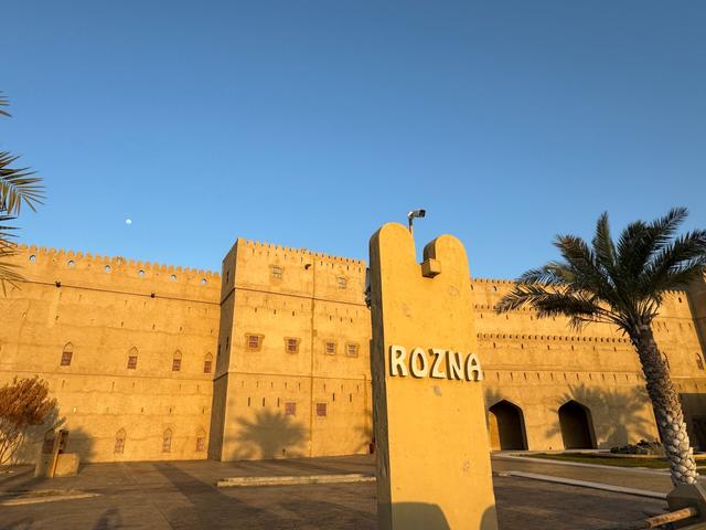 Rozna Restaurant Exterior Wall at Sunset - Muscat Oman 马斯喀特Rozna餐厅外墙夕阳下