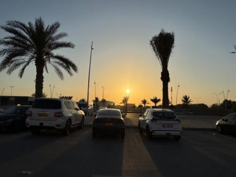 Rozna Restaurant Parking Lot Sunset - Muscat Oman 马斯喀特Rozna餐厅停车场日落