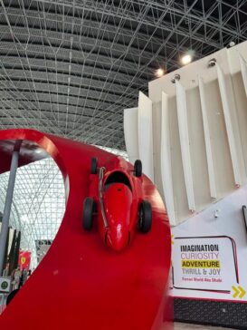 Ferrari World Abu Dhabi – Red Racing Loop with Car 阿布扎比法拉利世界－赛车主题红色环形装置