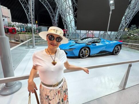 Ferrari World Abu Dhabi – Tourist with Blue Ferrari 阿布扎比法拉利世界－游客与蓝色法拉利合影
