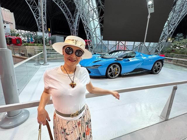 Ferrari World Abu Dhabi – Tourist with Blue Ferrari 阿布扎比法拉利世界－游客与蓝色法拉利合影