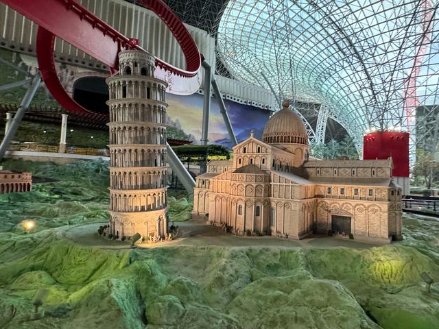 Ferrari World Abu Dhabi – Leaning Tower of Pisa Model 阿布扎比法拉利世界－比萨斜塔模型