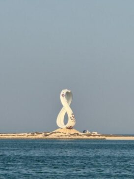 Doha FIFA 2022 Monument Infinity Symbol Sculpture from Distance多哈2022世界杯纪念雕塑远眺无限符号雕塑