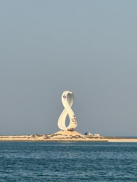 Doha FIFA 2022 Monument Infinity Symbol Sculpture from Distance多哈2022世界杯纪念雕塑远眺无限符号雕塑