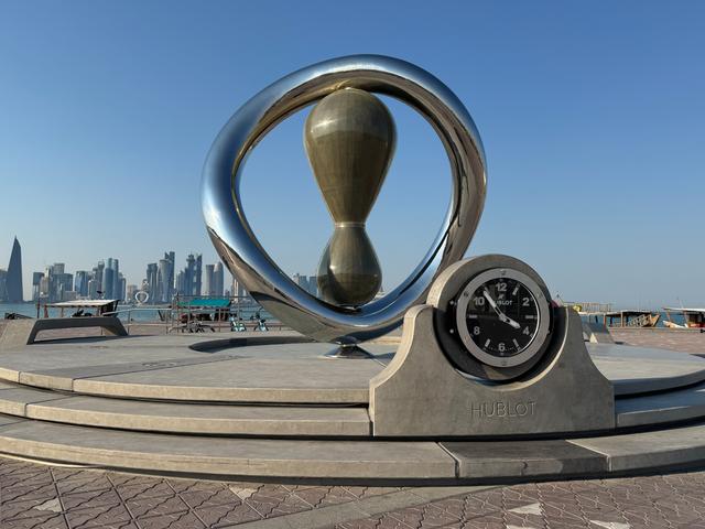 Doha Hublot Hourglass Sculpture and Clock Facing West Bay Skyline多哈宇舶沙漏雕塑雕塑与钟面对西湾天际线