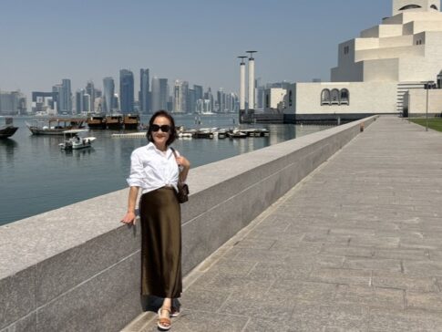 Doha Museum of Islamic Art with City Skyline多哈伊斯兰艺术博物馆与城市天际线