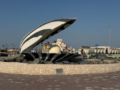 Doha Pearl Monument Giant Oyster Sculpture with Pearl by the Corniche多哈珍珠纪念碑滨海大道旁的巨型贝壳雕塑