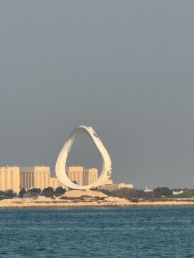 Doha FIFA 2022 Monument Infinity Symbol Sculpture from Distance多哈2022世界杯纪念雕塑远眺无限符号雕塑