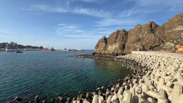 Muscat-Mutrah Corniche-Rocky Coast and Cruise View马斯喀特马特拉海滨岩石海岸与游轮景观