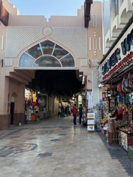 Muscat-Mutrah Souq-Market Entrance and Shops马斯喀特马特拉集市入口与商店