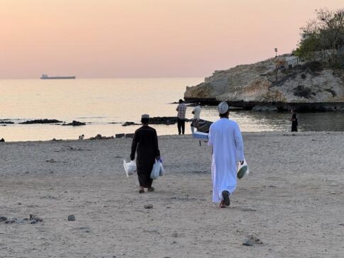 Muscat-Qurum Beach-Locals at Dusk马斯喀特古鲁姆海滩黄昏下的当地人