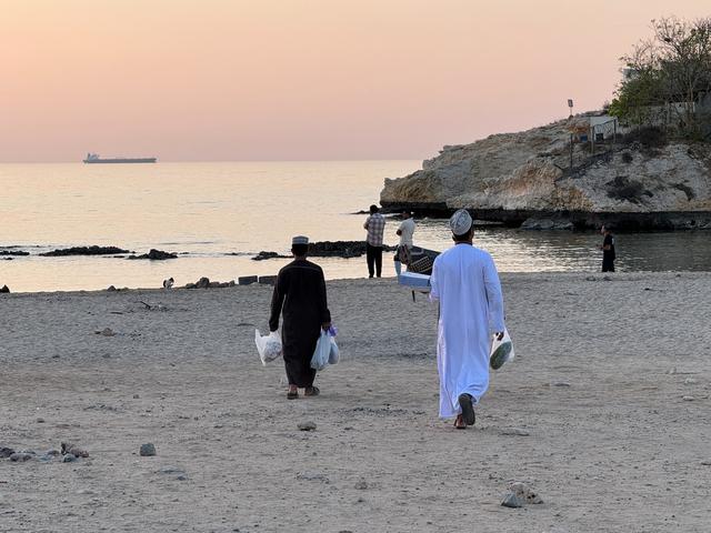 Muscat-Qurum Beach-Locals at Dusk马斯喀特古鲁姆海滩黄昏下的当地人