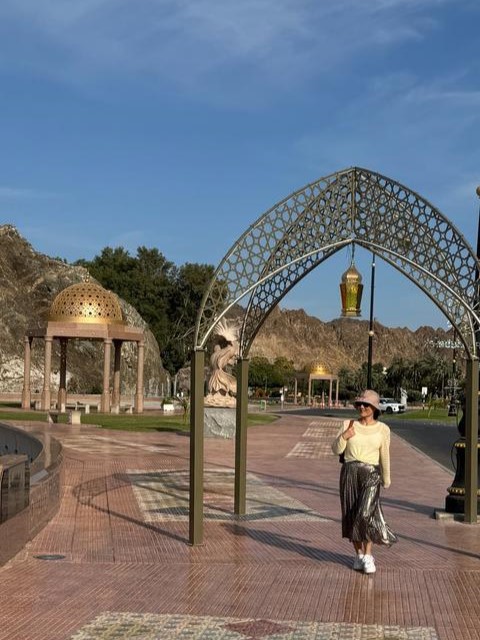 Muscat-Waterfront Promenade-Walking Under Golden Arch马斯喀特－海滨步道－金色拱门下漫步