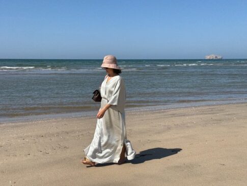 MuscatQurum BeachWalking Along the Shoreline马斯喀特古勒姆海滩海边散步