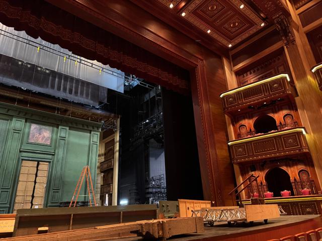 Muscat+Royal Opera House+Seating area with carved wood decor马斯喀特皇家歌剧院座位区木雕装饰
