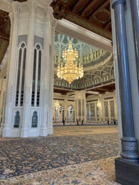MuscatSultan Qaboos Grand MosqueChandelier and Columns马斯喀特苏丹卡布斯大清真寺吊灯与柱廊