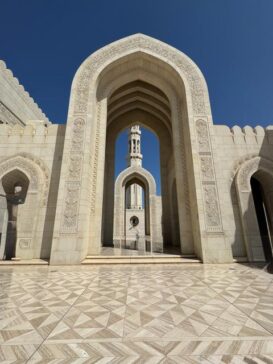 MuscatSultan Qaboos Grand MosqueGarden View of Dome马斯喀特苏丹卡布斯大清真寺花园远眺圆顶