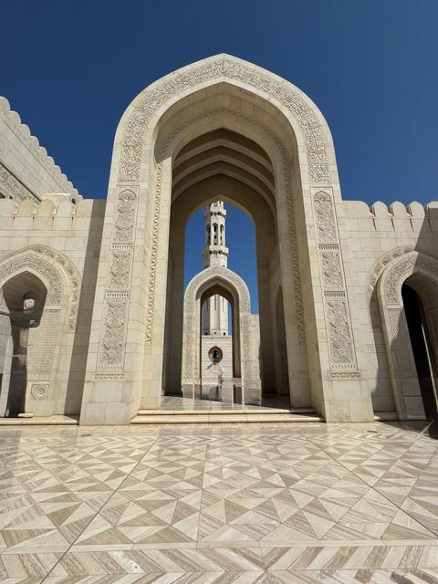 MuscatSultan Qaboos Grand MosqueGarden View of Dome马斯喀特苏丹卡布斯大清真寺花园远眺圆顶