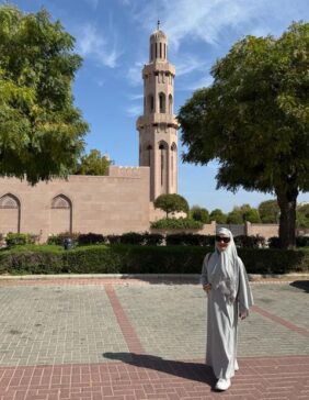 MuscatSultan Qaboos Grand MosqueMinaret 马斯喀特苏丹卡布斯大清真寺宣礼塔前留影