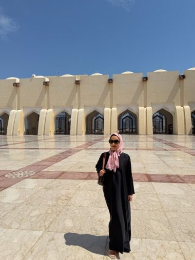 in black abaya 身着黑色长袍