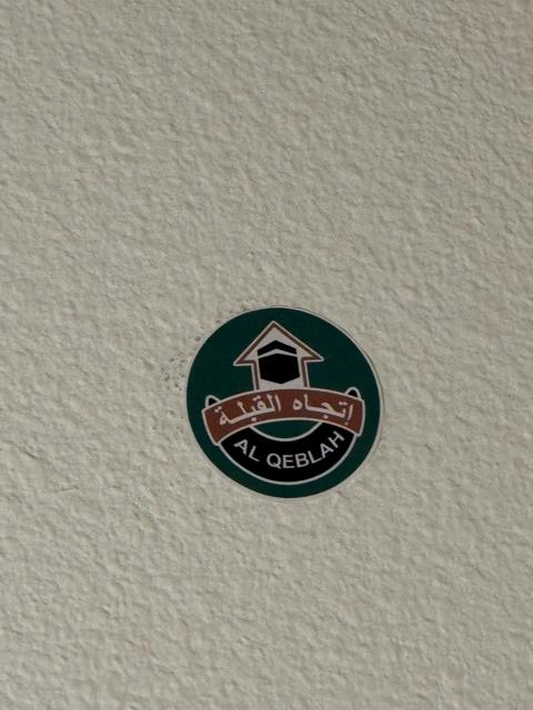 The Qiblah Arrow in Every Hotel Room 沙特酒店客房指向朝拜方向的箭头