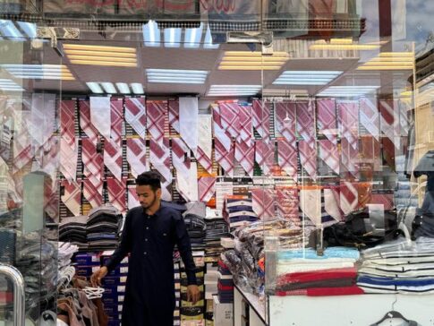 Jeddah Old Town men’s keffiyehs (headscarves) 吉达老城区男士们戴的头巾店