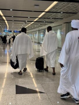 Jeddah Airport Men pilgrimage clothing 吉达机场男人朝觐服饰