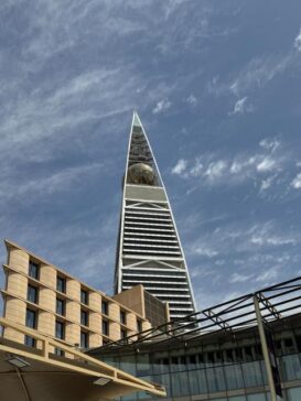 Riyadh Al Faisaliyah Tower费萨里耶塔前的阳光街景