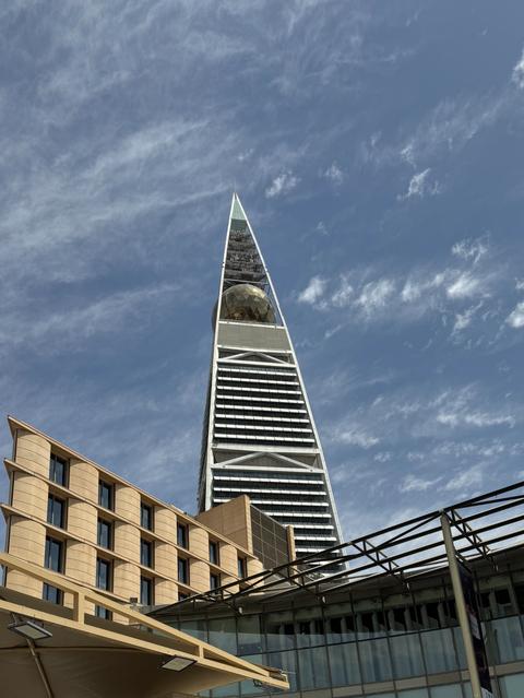 Riyadh Al Faisaliyah Tower费萨里耶塔前的阳光街景