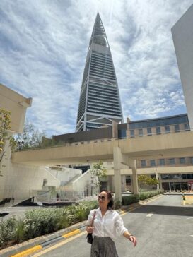 RiyadhAlFaisaliyahTower阳光下漫步