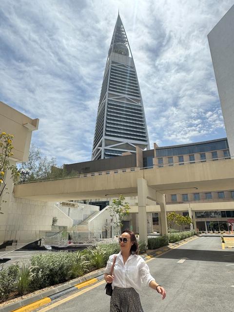 RiyadhAlFaisaliyahTower阳光下漫步