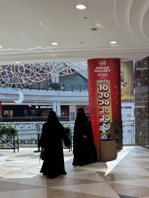 Saudi Arabia Women in black 沙特阿拉伯女性服饰