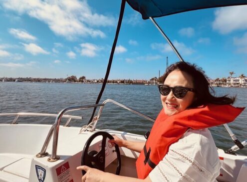 At the Helm in Newport Harbor 掌舵于纽波特港湾