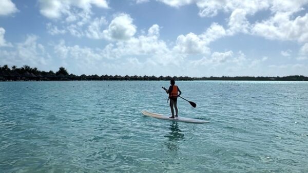 paddleboarding on Bora Bora lagoon 在波拉波拉泻湖上玩桨板